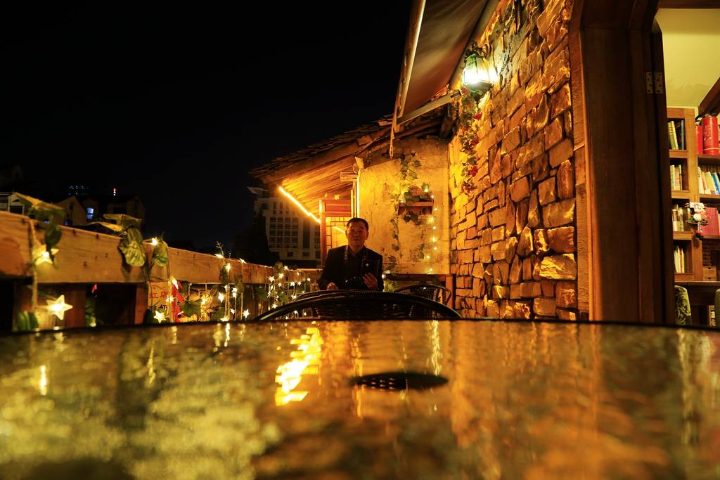 就餐时,坐在我对面的游友一家格调高雅的民宿书圣故里的夜景书圣故里