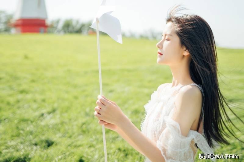 性感美女时尚写真:白裙森系少女长发飘飘,清新唯美甜美迷人!