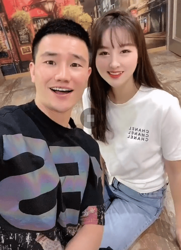 谢孟伟晒超大豪宅搂小8岁娇妻秀恩爱直言简简单单才是福