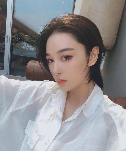 别人婚后变小女人,张馨予怎么越来越像个男人?_男装