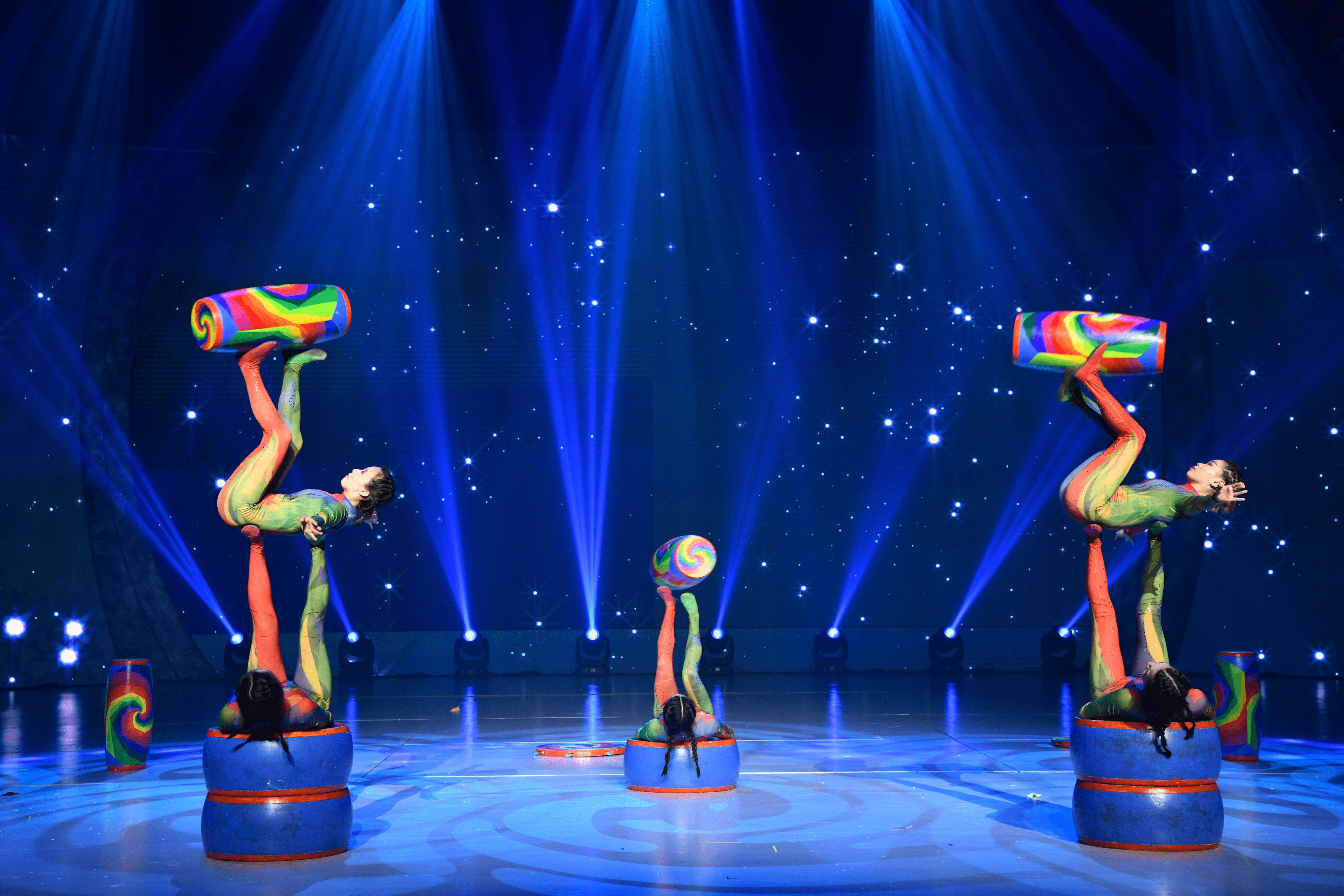 天津杂技团《三个和尚》中国杂技团曹凯《雨中狂想》开幕晚会上,著名