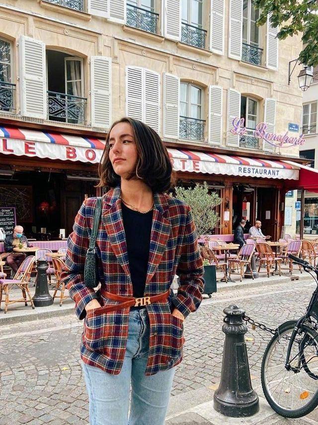 成熟女性来说,针织衫的颜色可以选择亮色系,但颜色不要太艳丽,camille