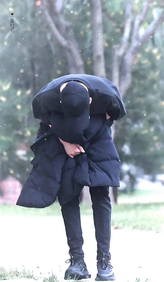 鞠躬搜狐娱乐讯 4日,站姐再次放出《青春有你3》选手余景天鞠躬的照片