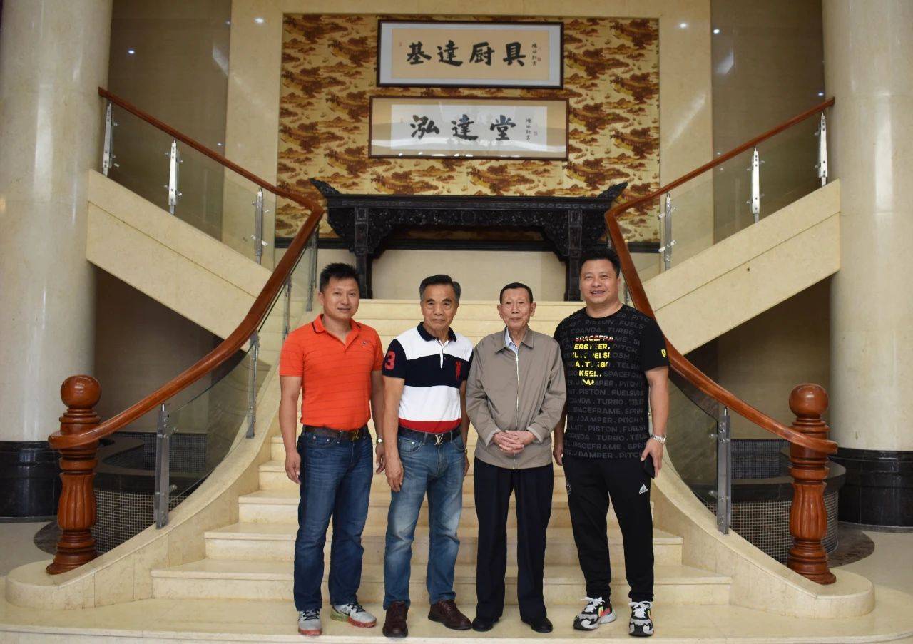 东莞红色文化教育培训基地主任周秉钧一行学习龙舟精神参观泓达堂陈皮