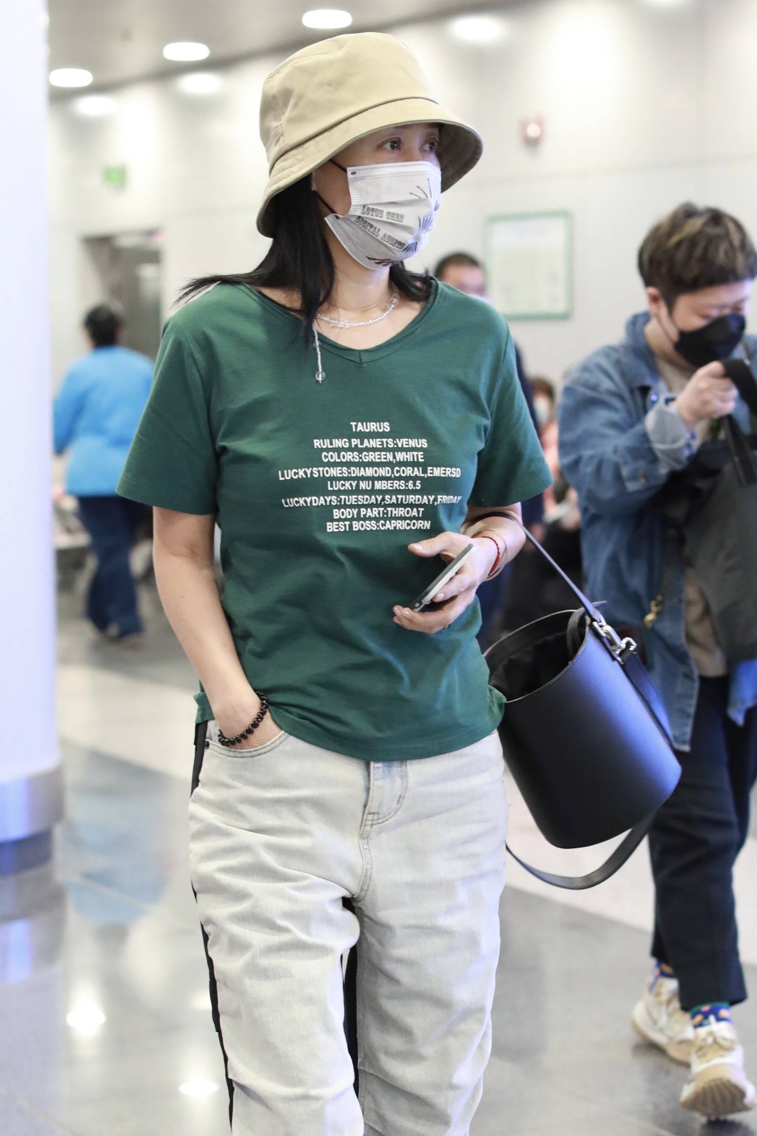 1/ 12 2021年5月4日,北京,那英现身机场.