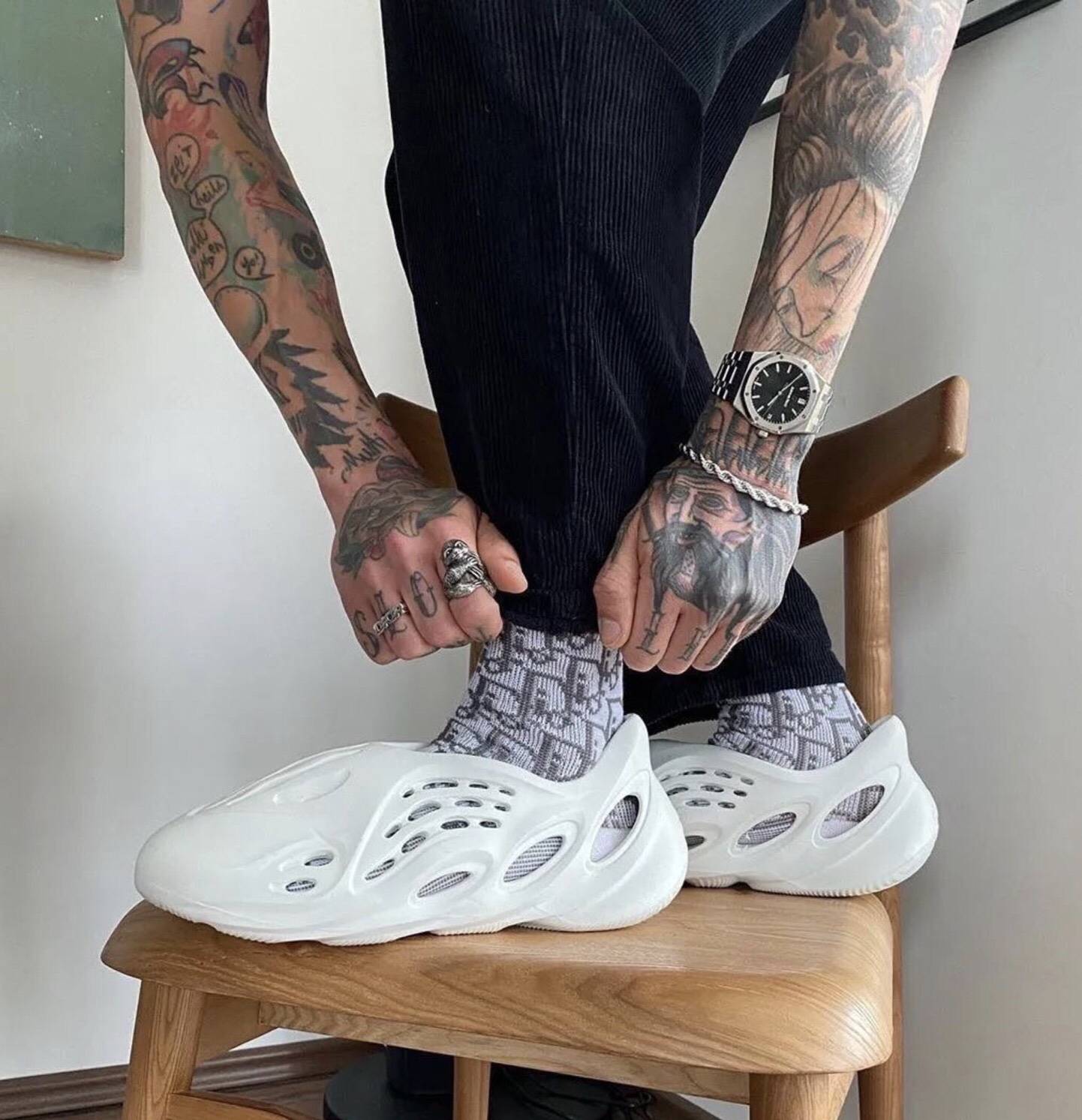 阿迪达斯椰子洞洞鞋yeezyfoamrunnersand沙色上脚