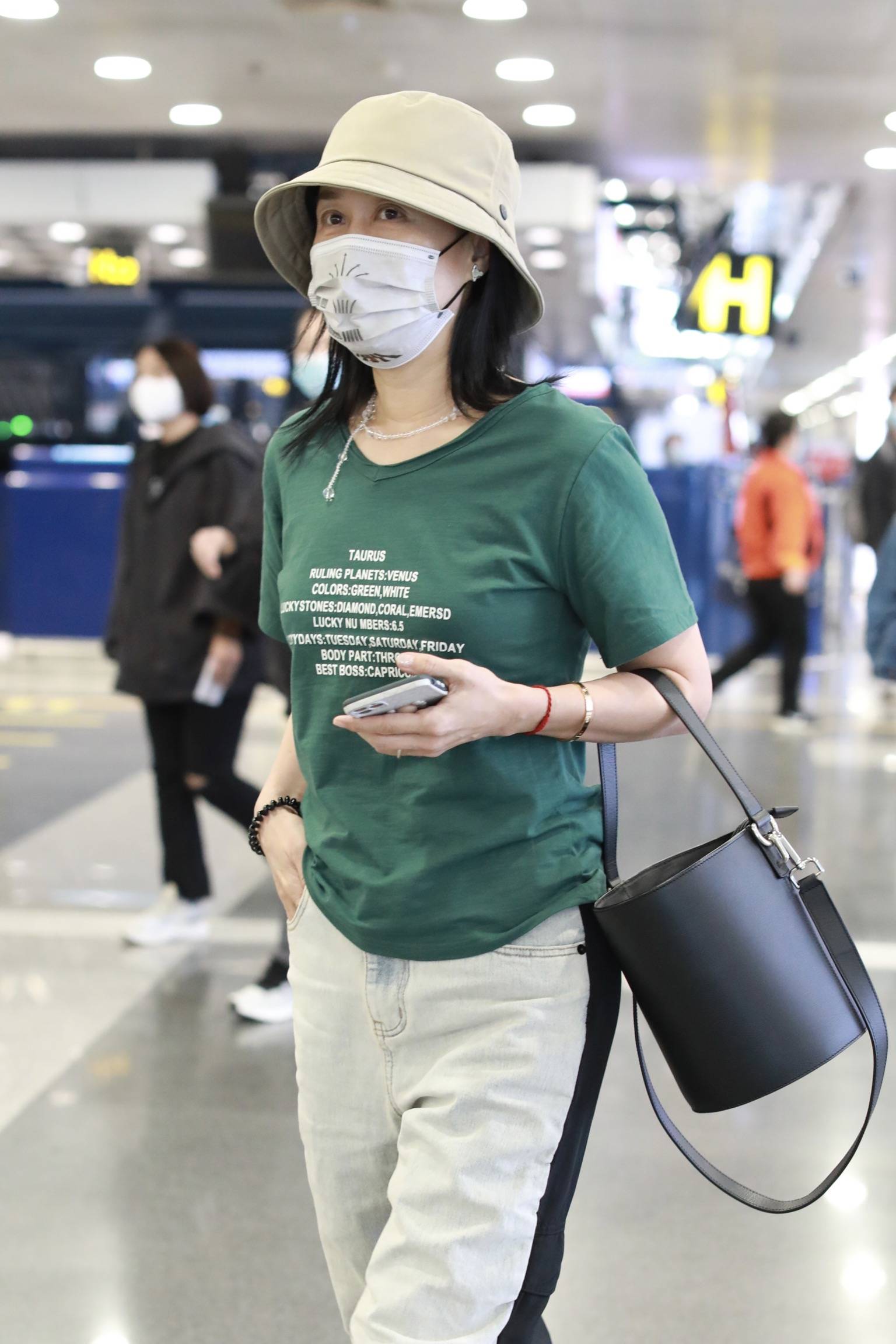 1/ 12 2021年5月4日,北京,那英现身机场.