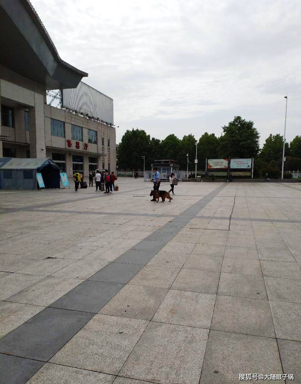 五一期间随州火车站:悲凉的色彩诉说着往日的辉煌