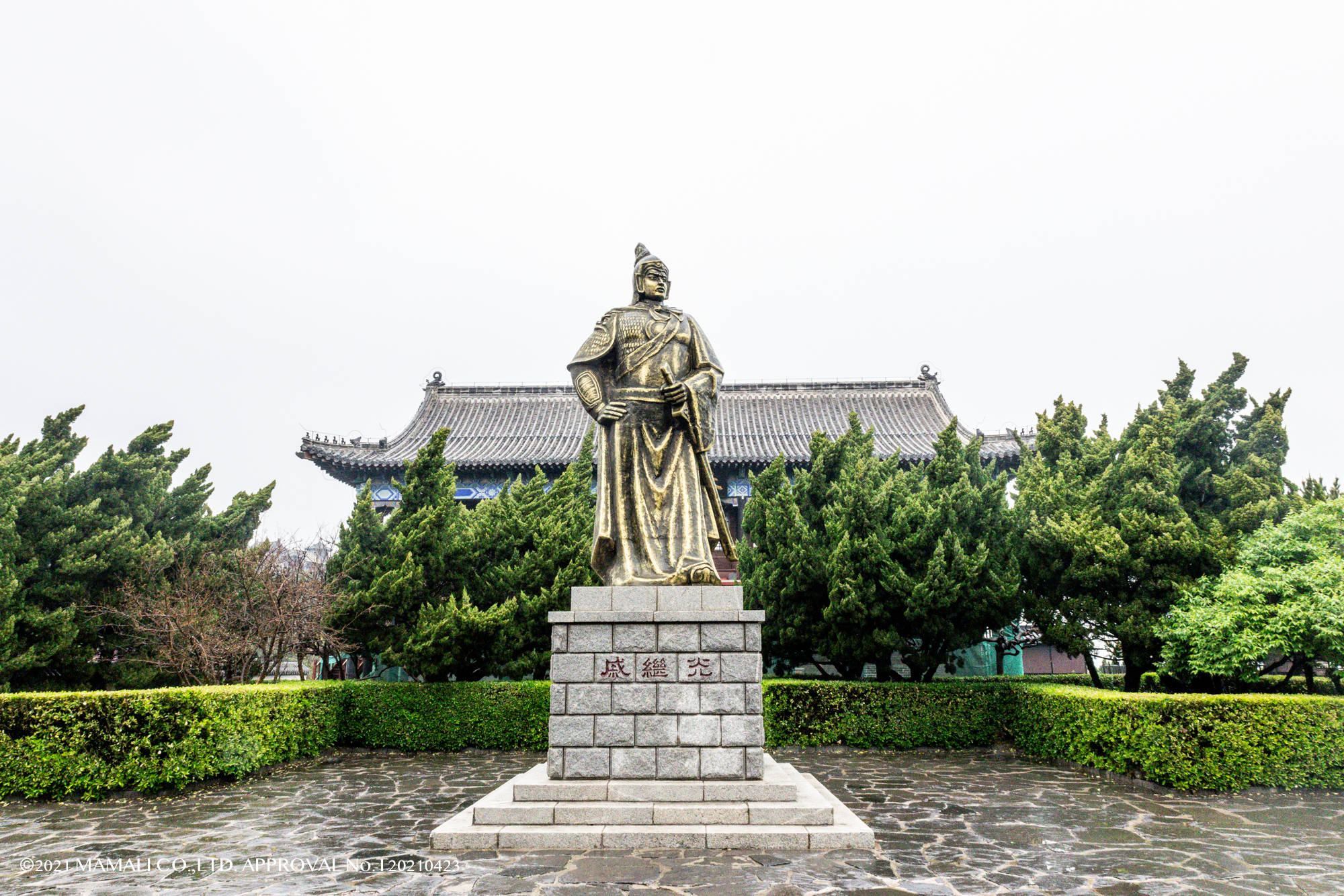 这是中国古代四大名楼之一,烟雨飘渺之中,让人更欲成仙