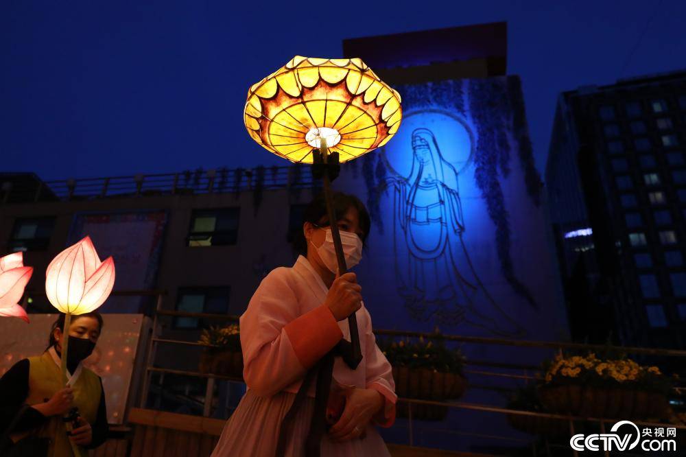 1/ 12 当地时间2021年5月6日,韩国首尔,当地民众手持花灯迎接佛诞节.
