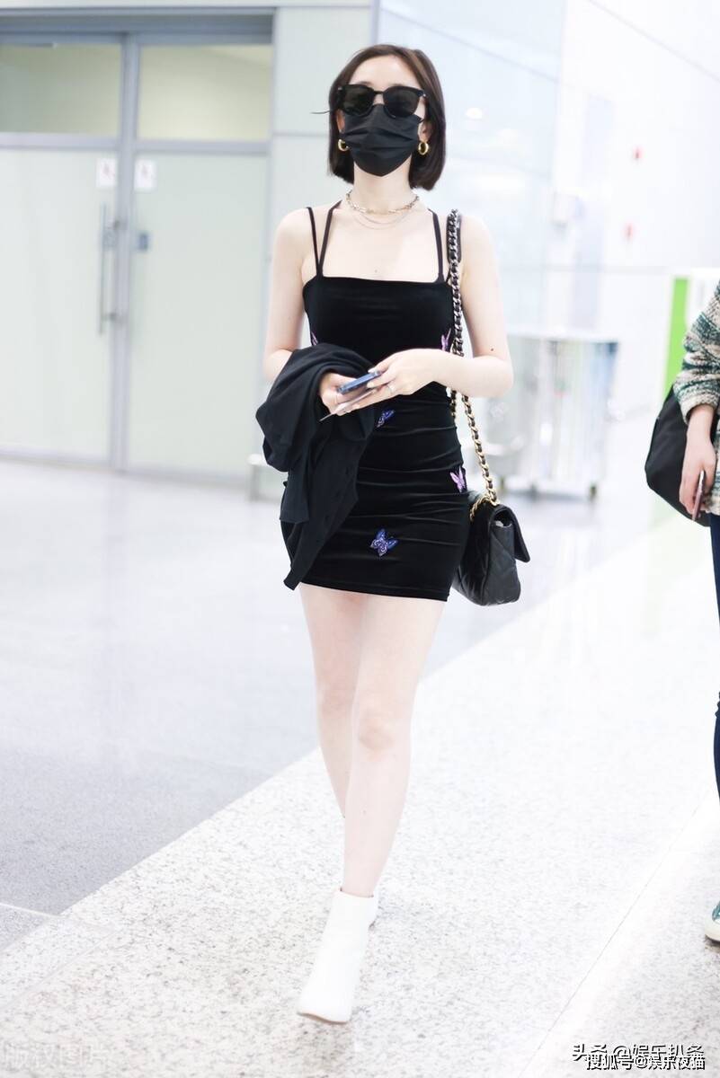 1/ 12 蒋梦婕身着黑色吊带连衣短裙现身机场,肤白貌美精致时髦