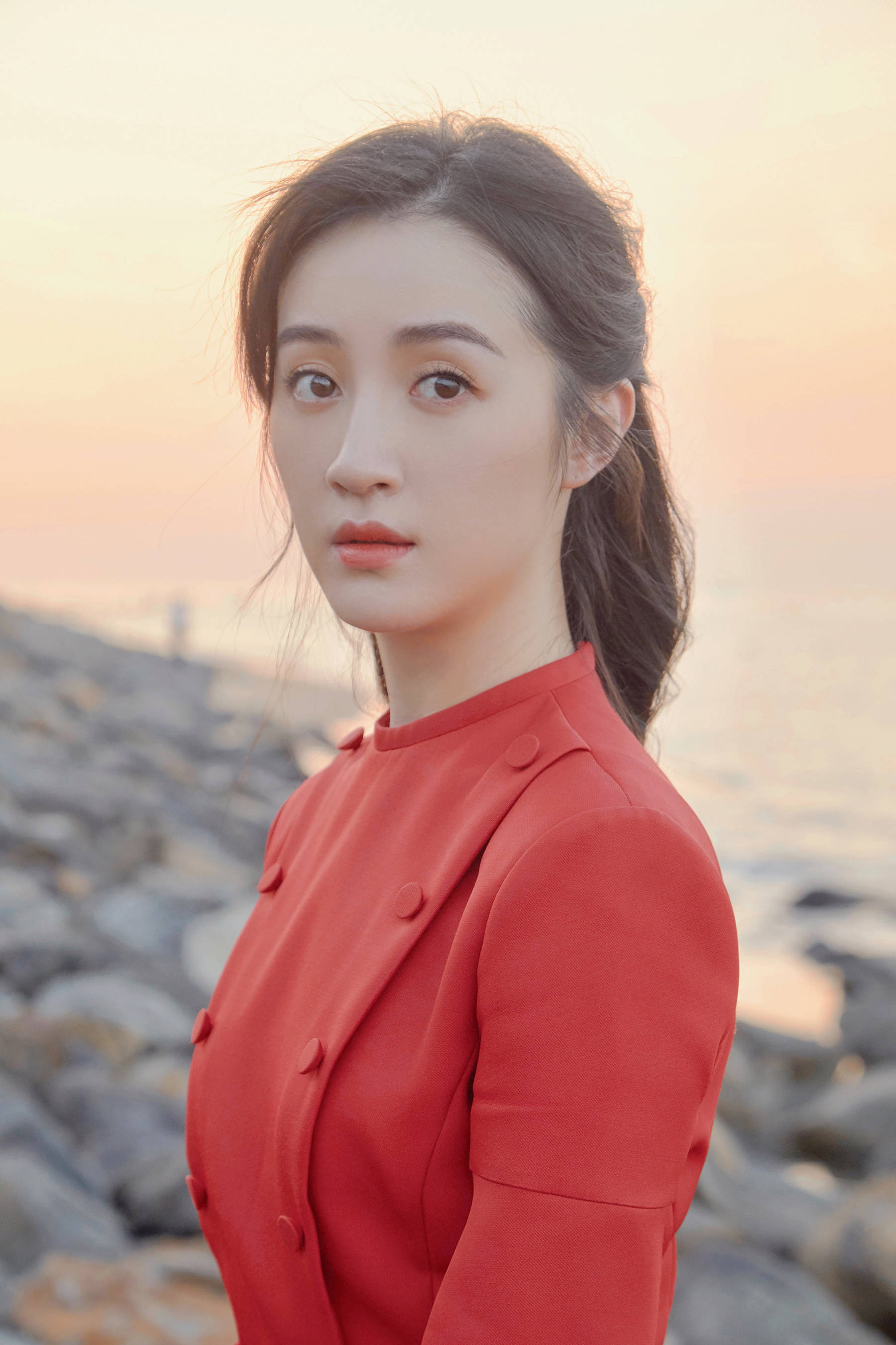 杨懿钱冬旎受邀出席海南国际时装周化身红白玫瑰惊艳夏日