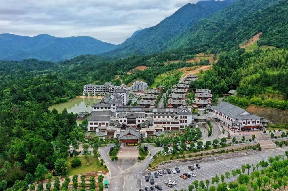 美食诸多,这些只是其中几种,当地的干念糍,麻糍,炒板栗,鳗鱼,石衣,无