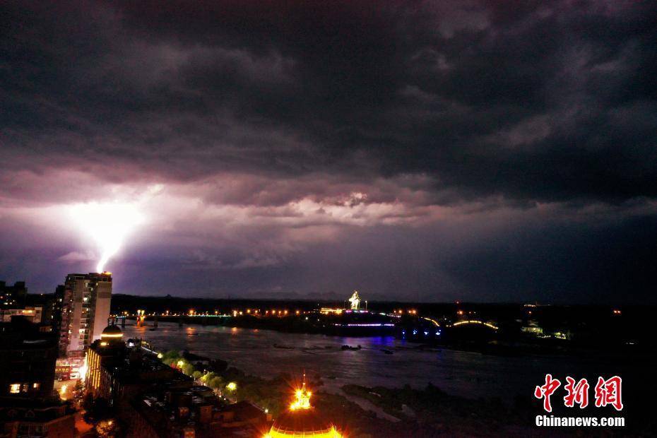 江西铅山遭遇强对流天气 闪电鸣划破夜空