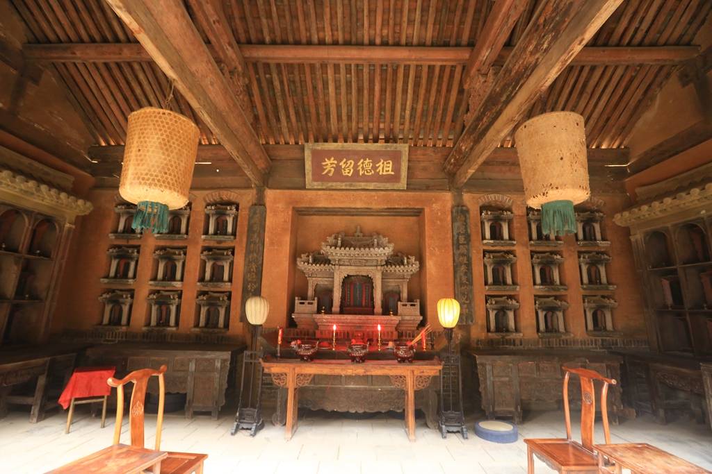 祠堂,是族人祭祀祖先或先贤的场所,在电视剧《白鹿原》的拍摄中也是