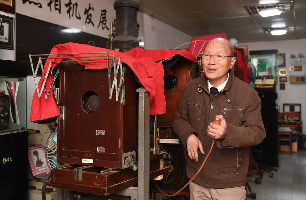 浙江杭州,高氏照相机博物馆馆长高继生整理老式照相机.