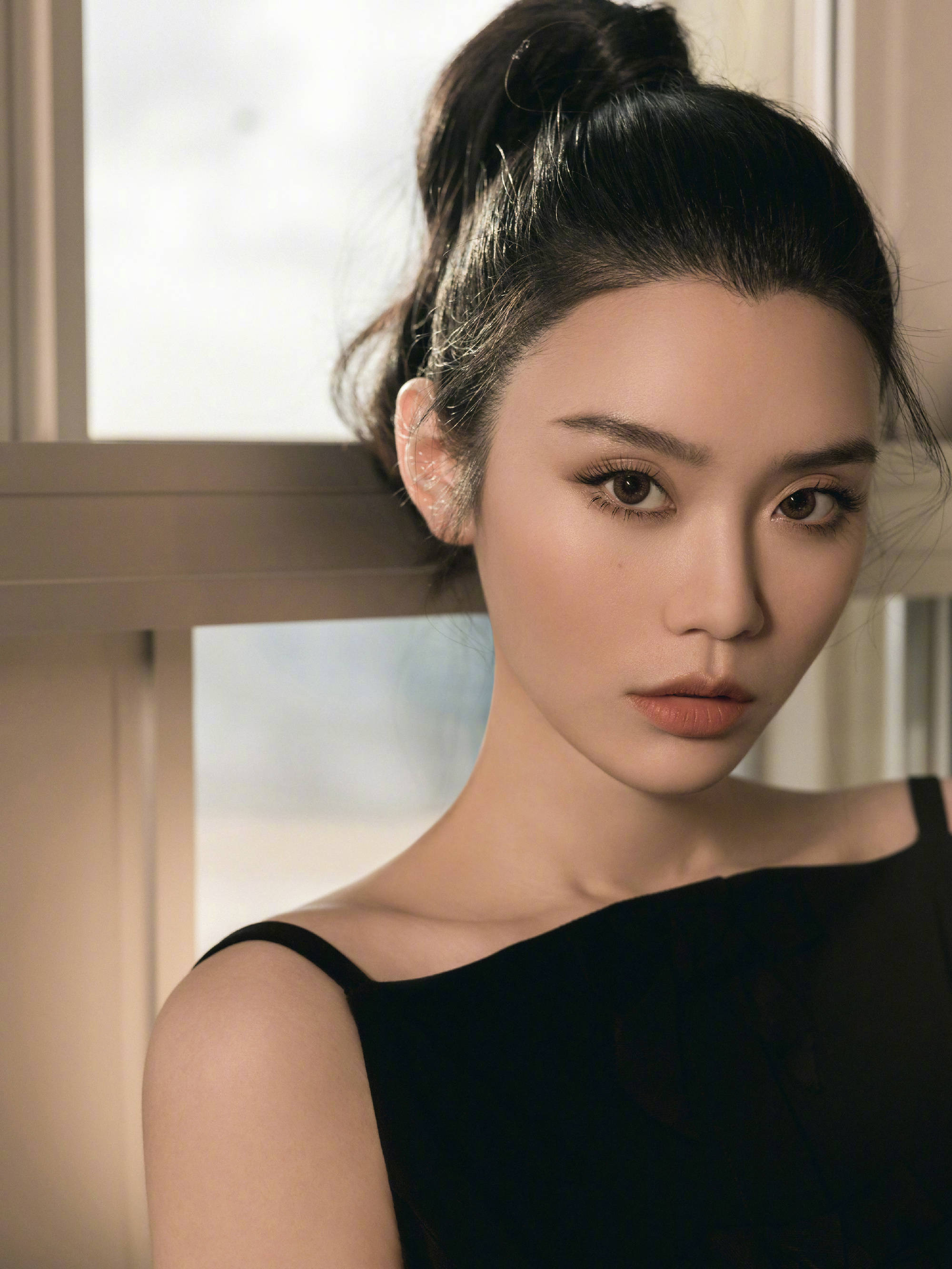 最近,奚梦瑶在个人社交账号发文称:"以后母亲节可以收到两束花了.