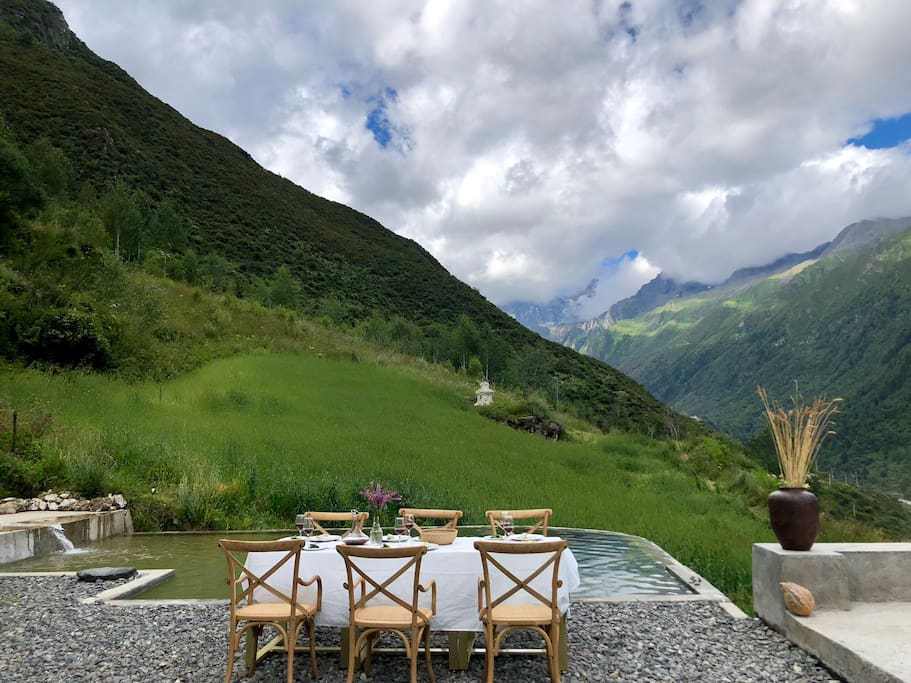 原创在四姑娘山脚下找一家民宿,白天看雪山,晚上看星空