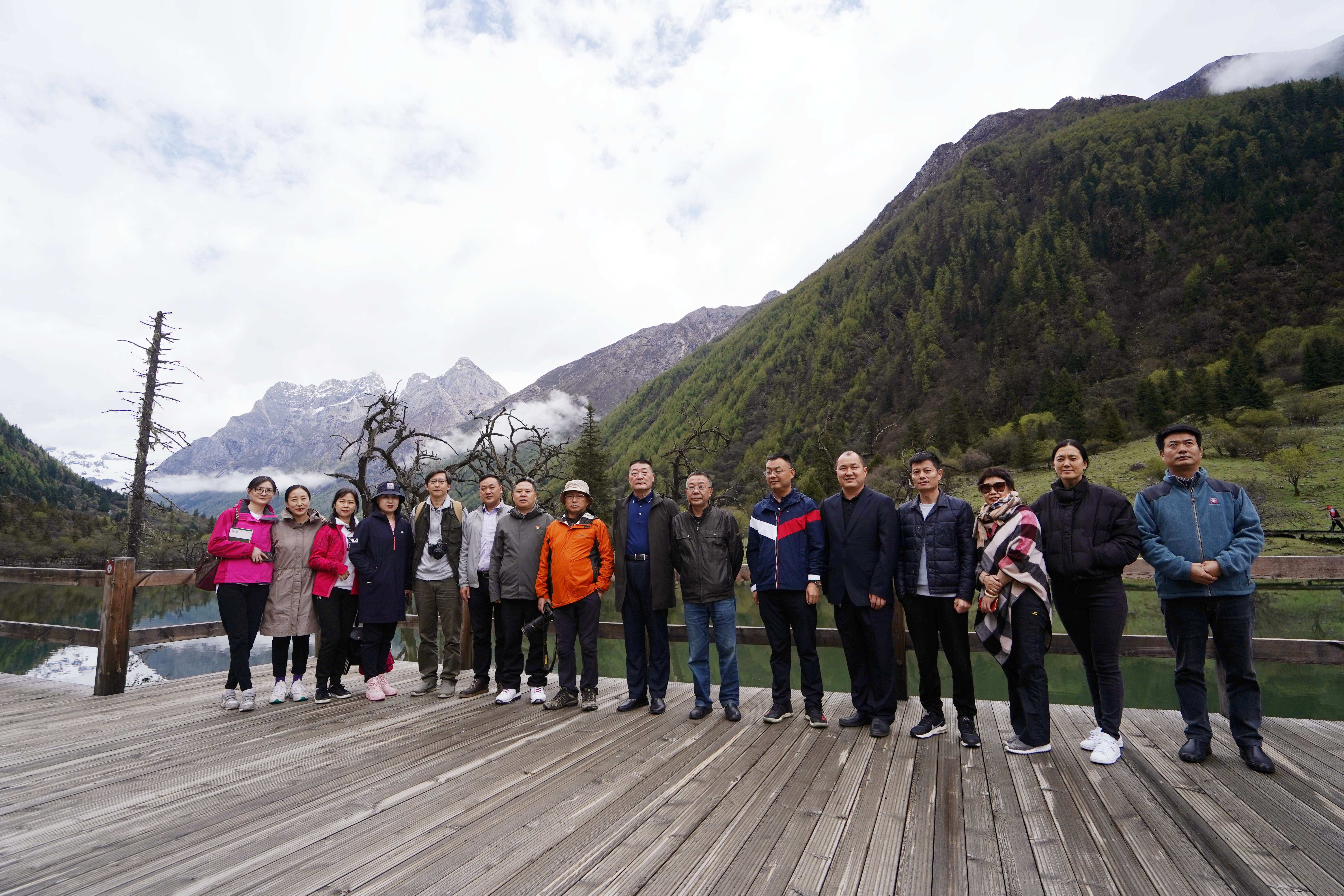 “转身就是风景”！全国文学大咖齐聚四姑娘山，吟诗作赋共享心灵盛宴！