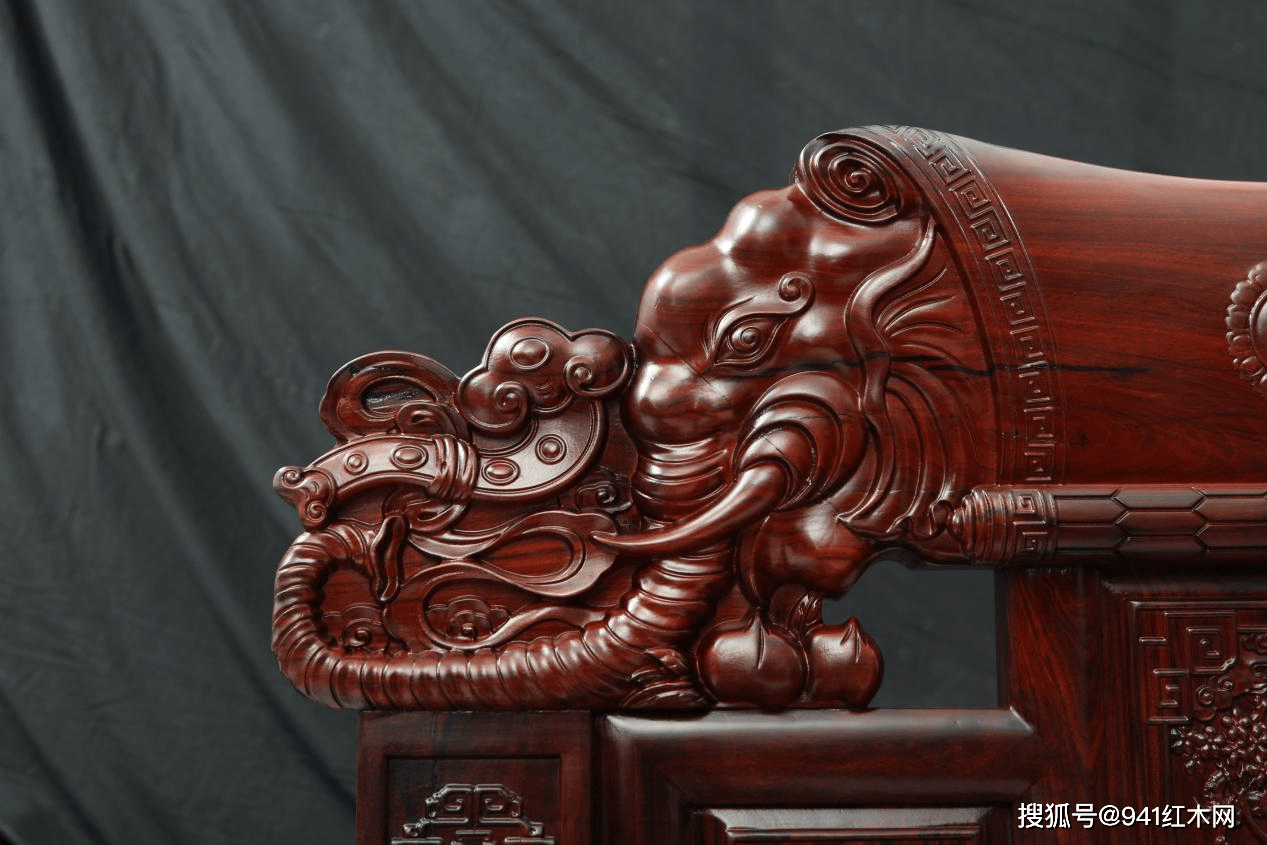 红木家具：慢工出细活，红木雕工以雕刻之心铸工匠精神！_搜狐网