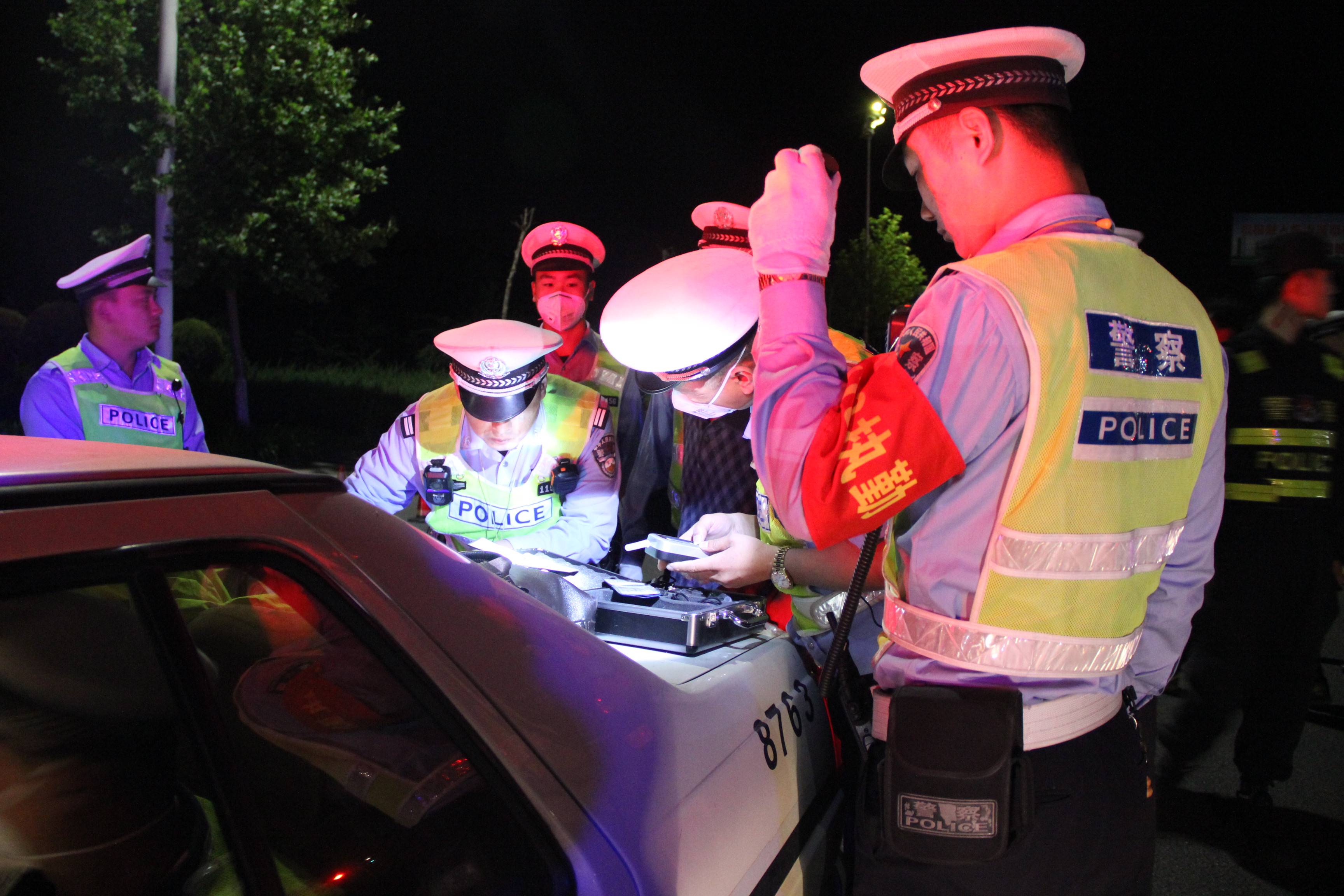 莒南交警突出针对性天天查"酒驾"_进行