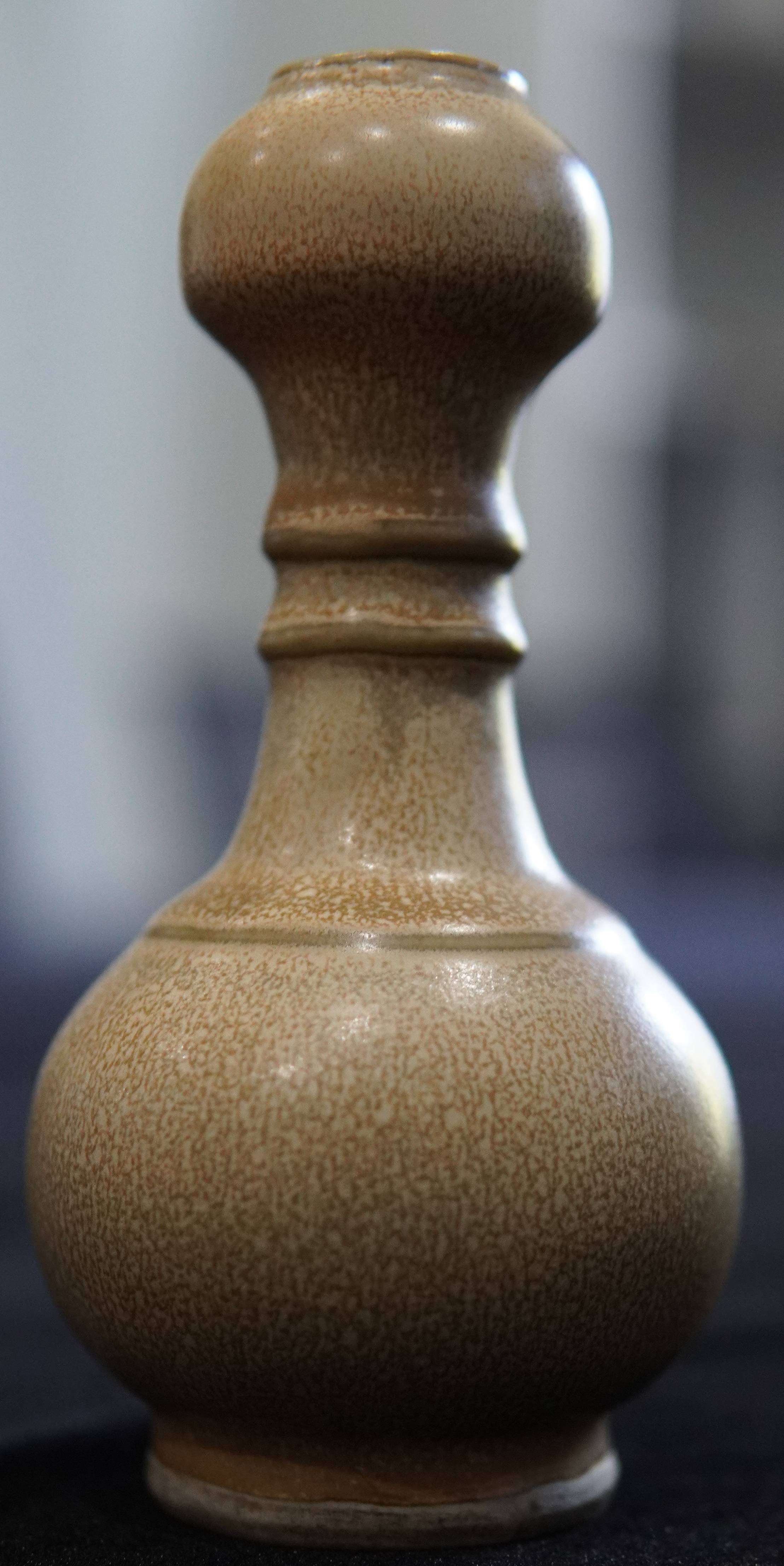 明长颈旋纹蒜头瓶