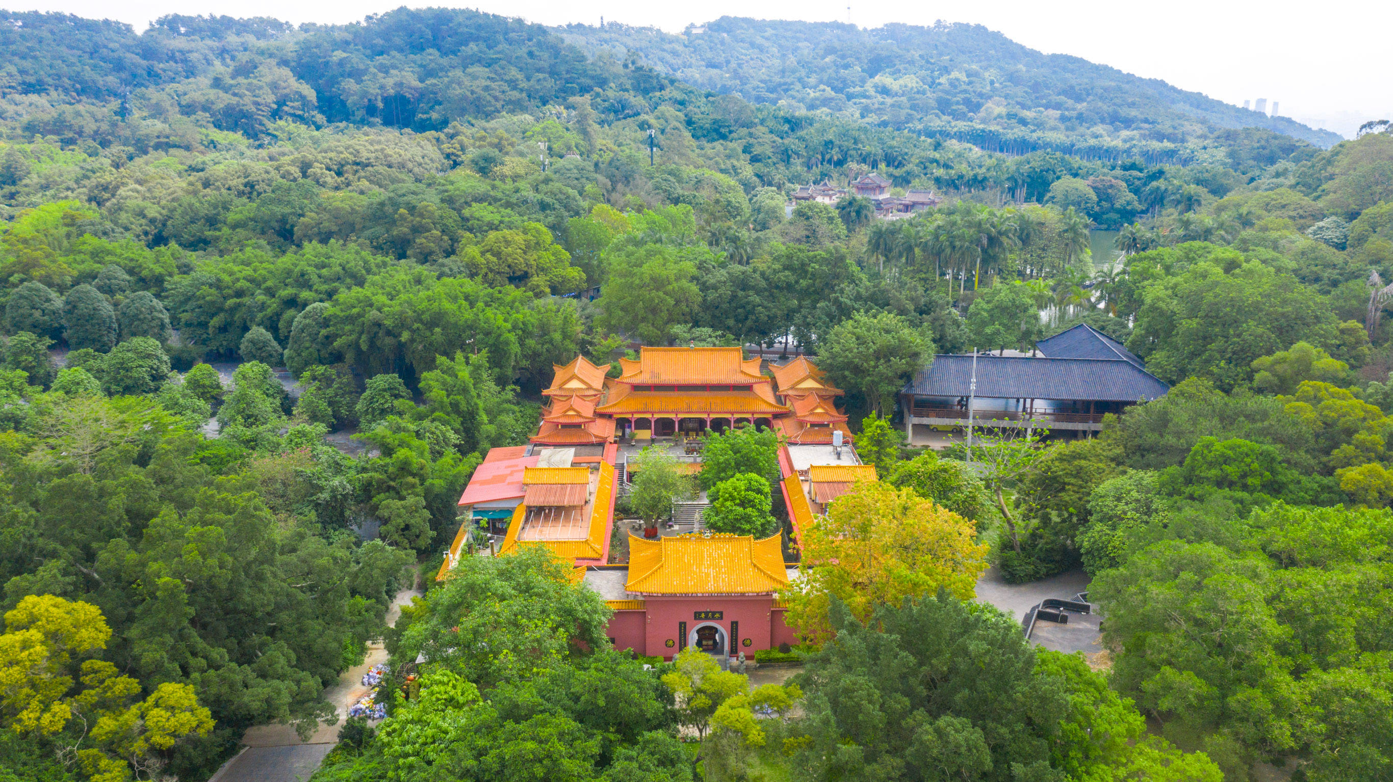山上香火萦绕,山上有许多的佛教建筑,观音禅寺,水月庵,龙象塔等.
