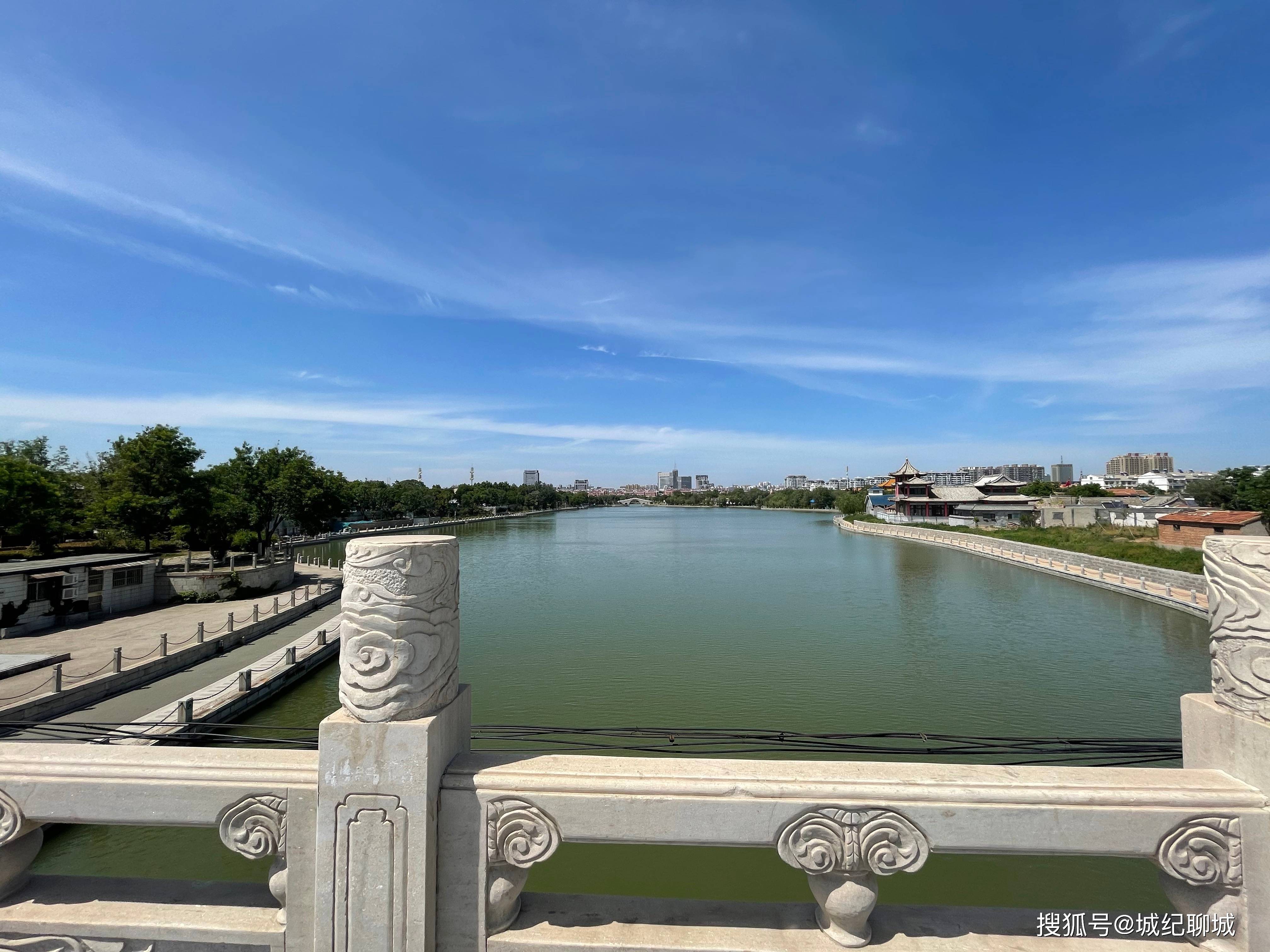 聊城人长大的地方在高楼耸立的今天显得破旧不堪护城河东岸的一间间