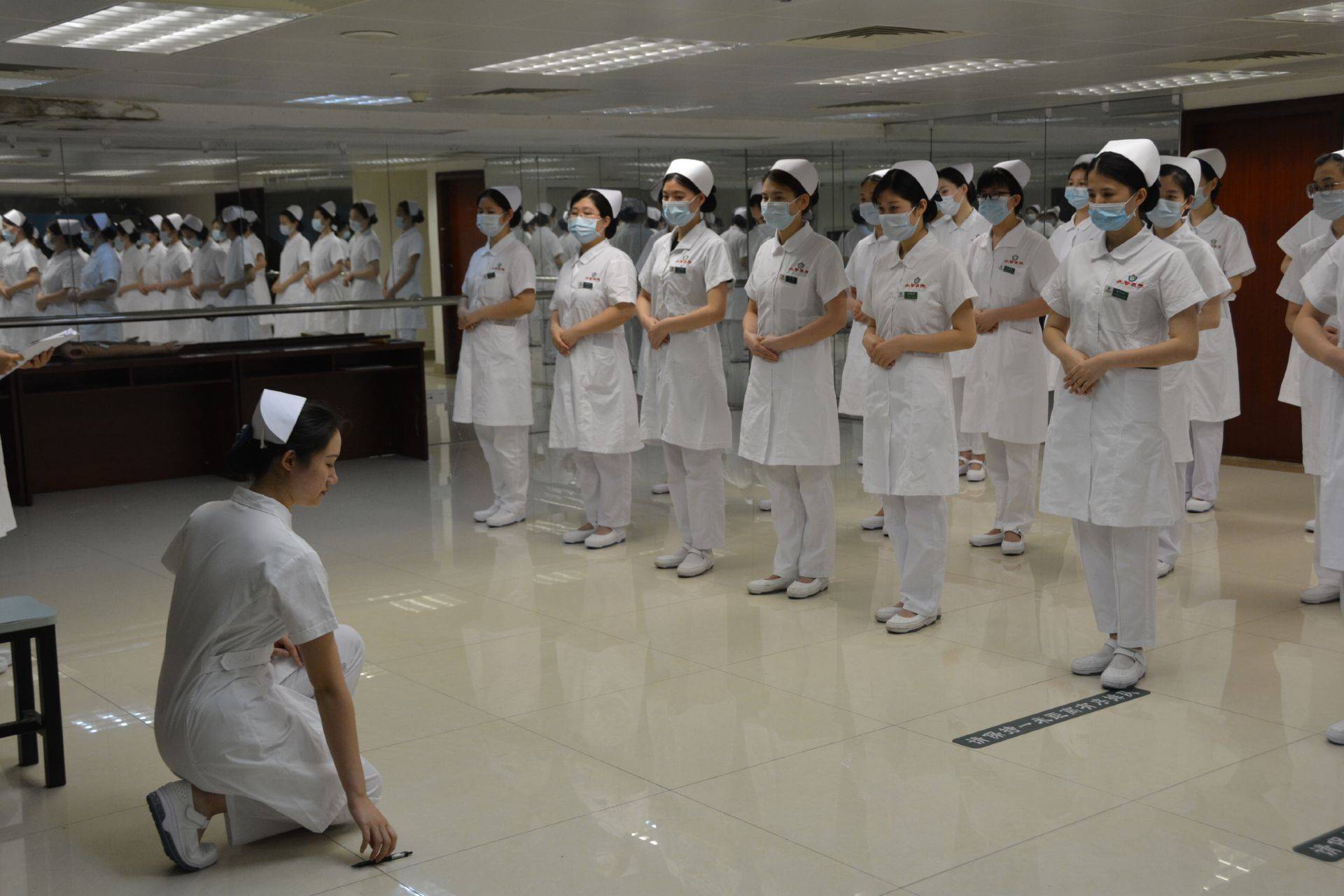 武警广东省总队医院集中开展护理礼仪培训,树立护理人员良好形象