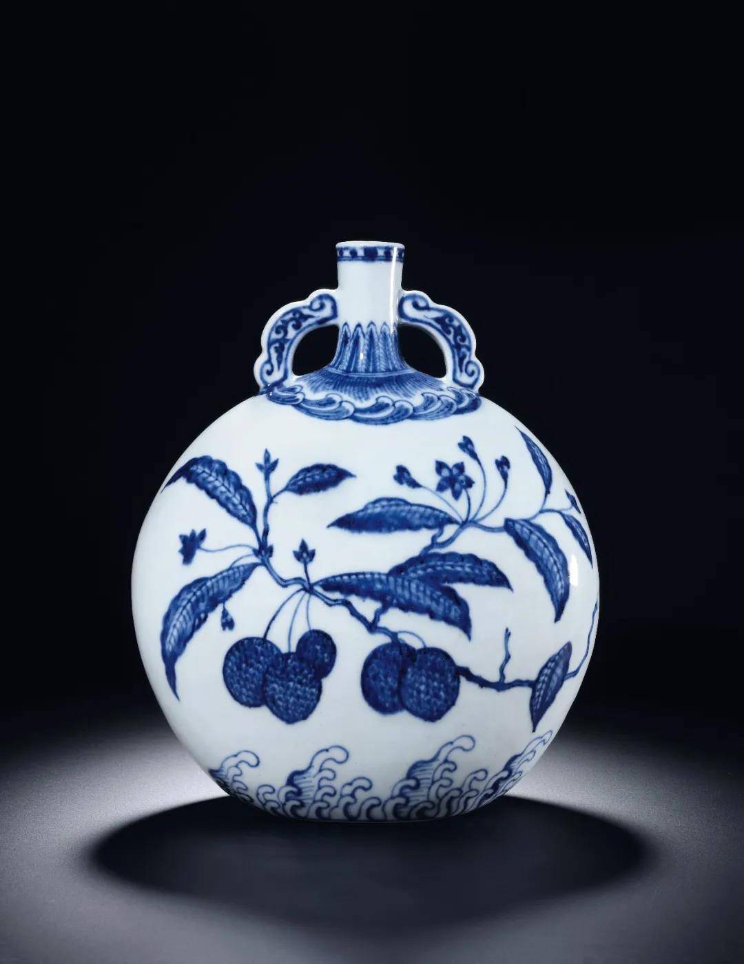 青花荔枝纹如意耳 抱月瓶