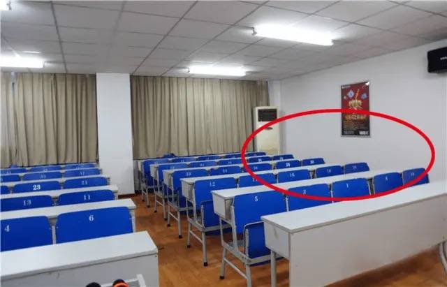 小学教室里高颜值女生 58bc342729684b5bb4662c573def2e76.jpeg