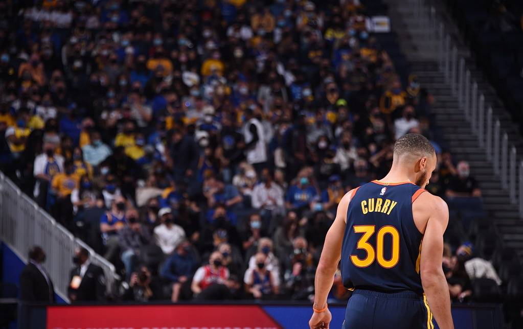 库里背影落寞!nba季后赛附加赛,勇士112-117灰熊