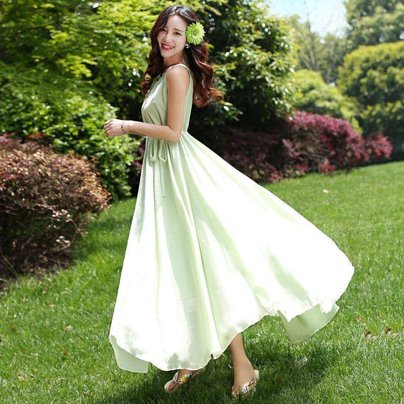 再看这套淡青色长裙,刚好到脚踝位置,腰际线偏高,看不出腿粗,又显得腿