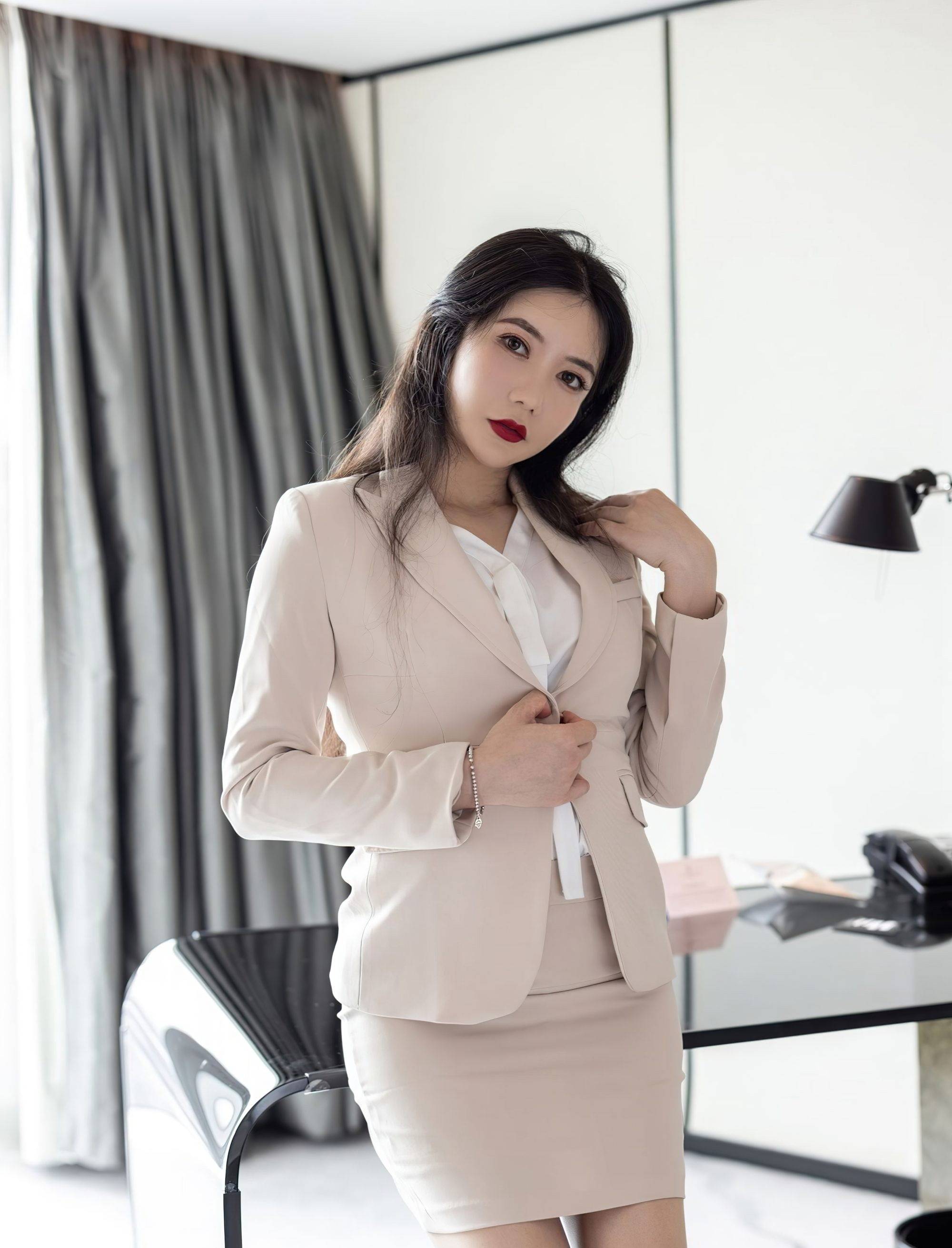 职场中的女性如何穿搭才能更加精致优雅米白色的西装套装如何