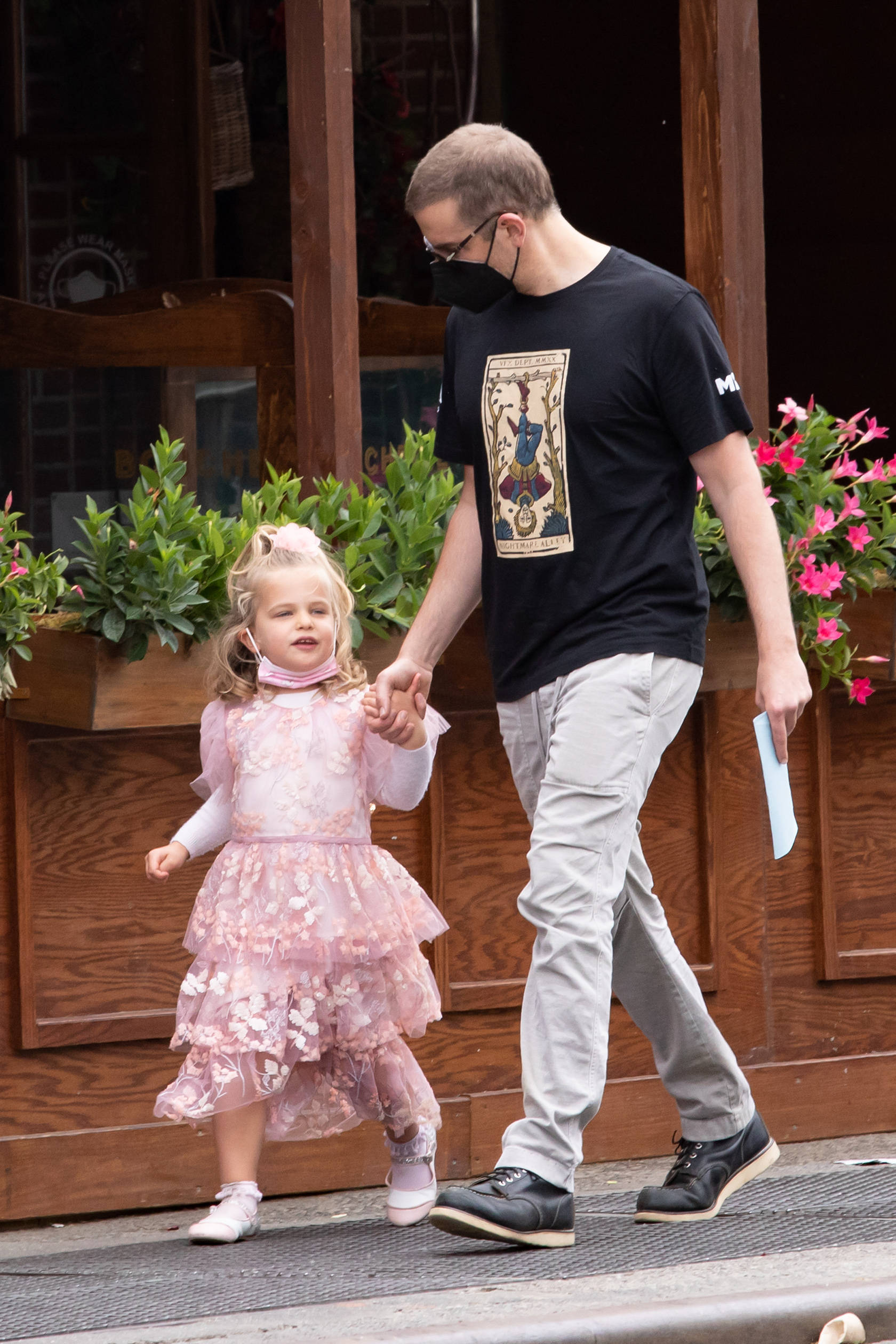 当地时间2021年5月24日,纽约,布莱德利·库珀(bradley cooper)带女儿