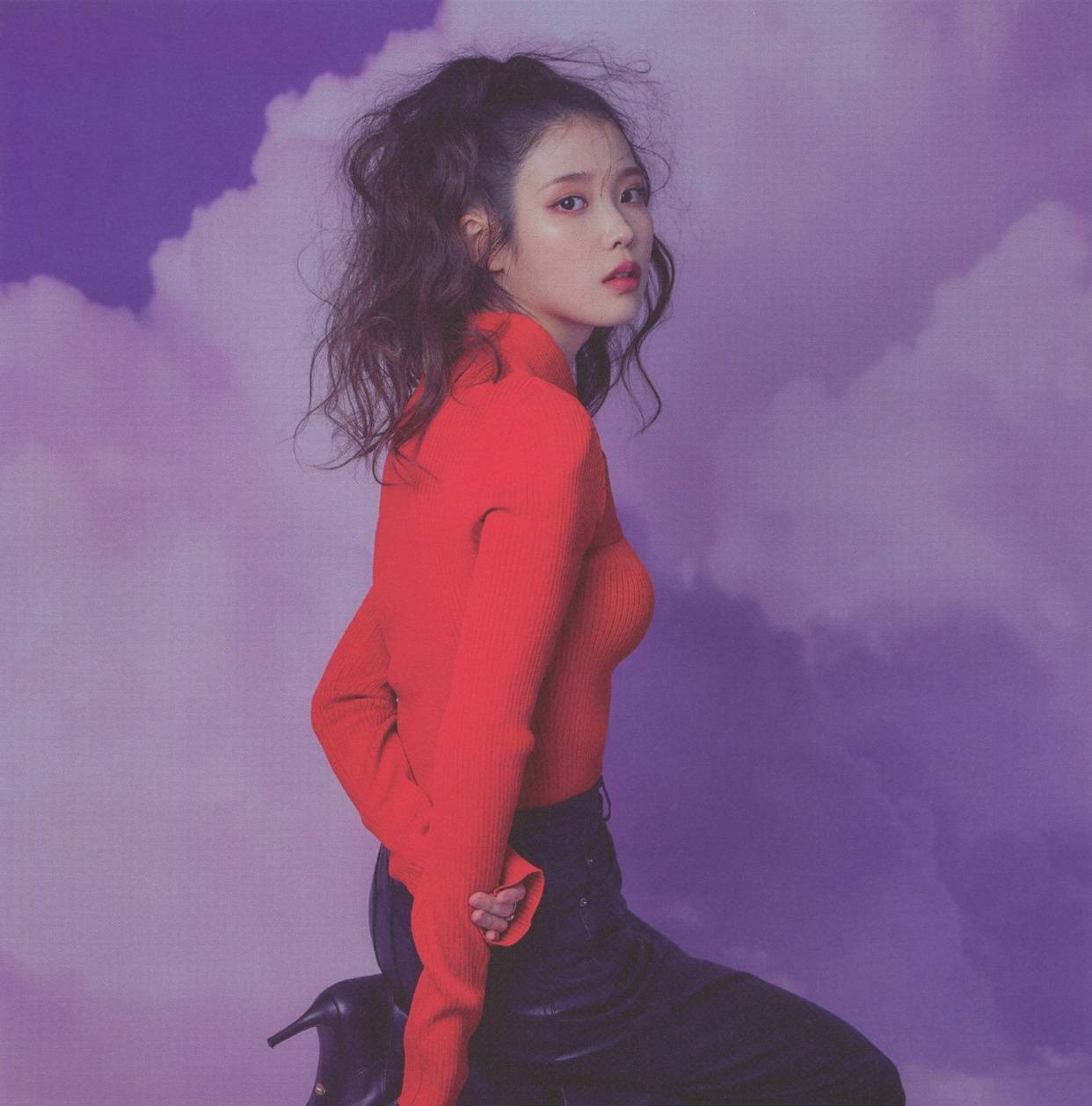 iu最新港风大片曝光羊毛卷配复古穿搭像极了周星驰电影女主