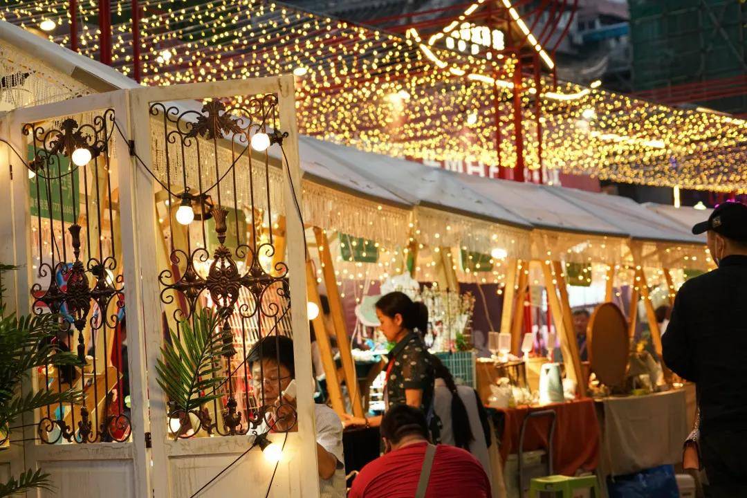 从北门里爱情巷出发逛天府文创大集市从全城联动的文创活动看营城逻辑