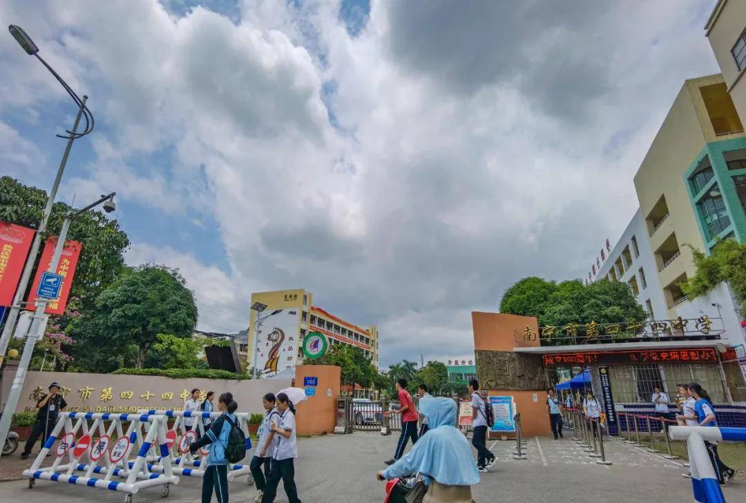 变身美食城or学校?_南宁