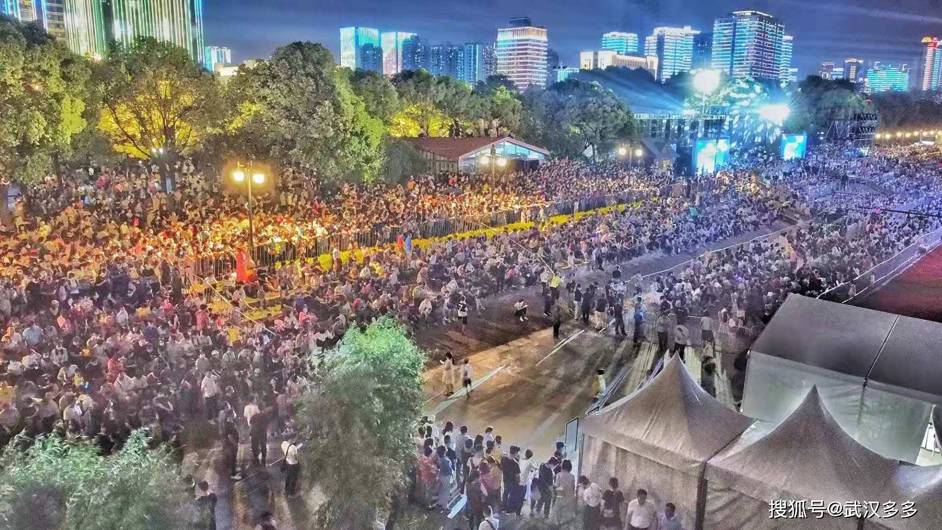 航拍汉口江滩无人机表演取消看人山人海场景