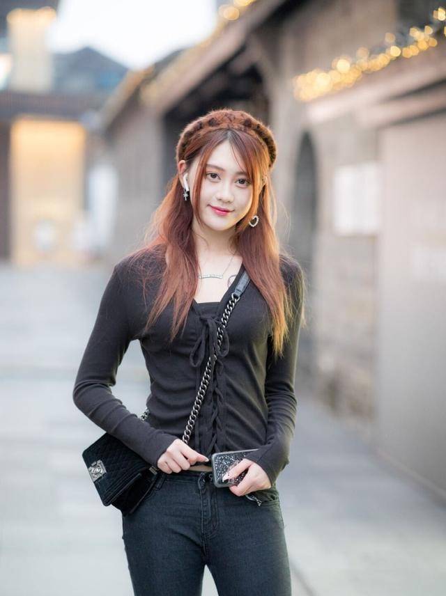 街头美女的另类穿搭,给"长袖"加上系带,故意剪短"裤腿"_姐姐