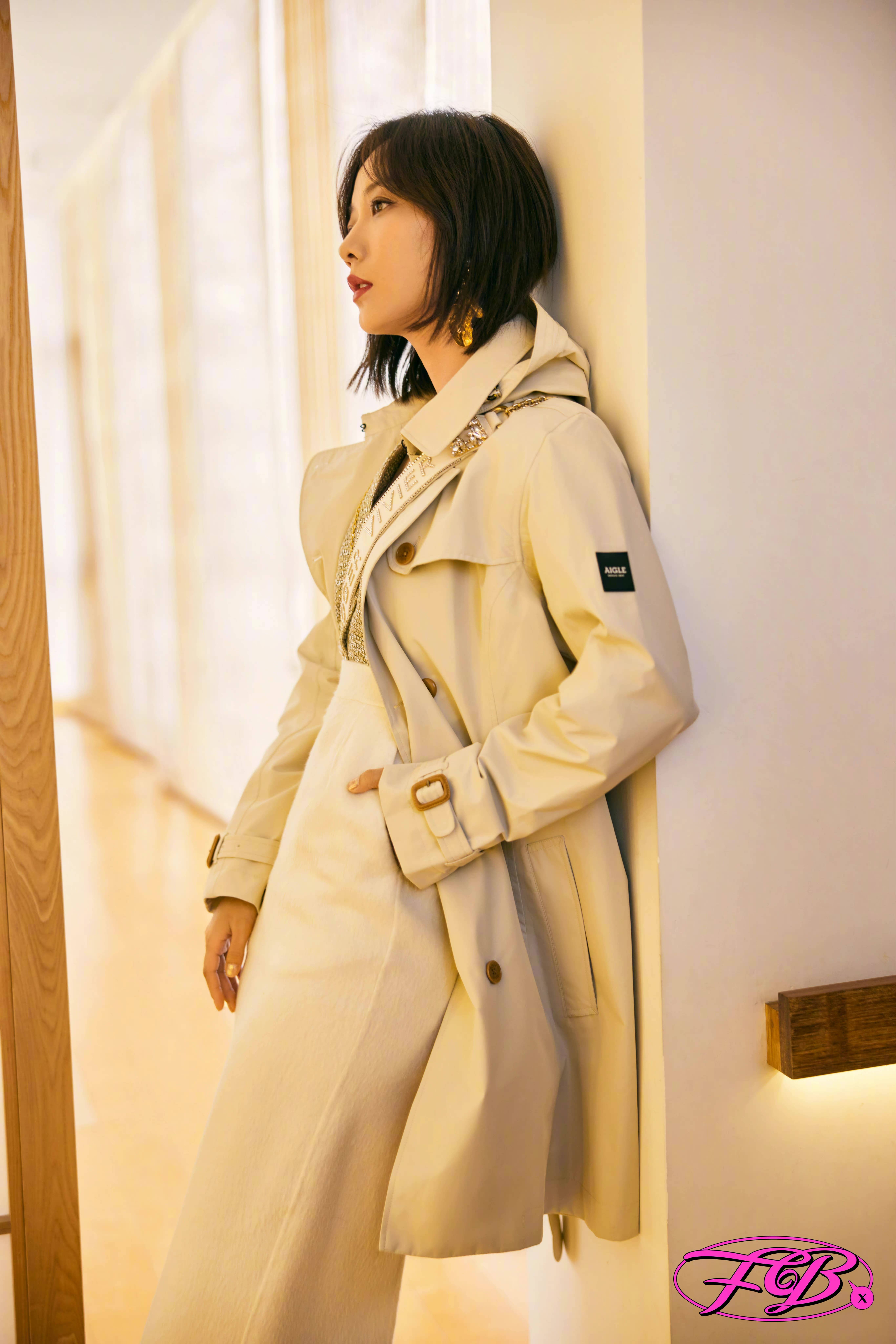 王珞丹身着zhangyuhao毛呢铅笔裙拍摄大片