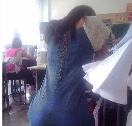 原创搞笑gif图:刚拍的女同桌的背影,感觉哪里怪怪的