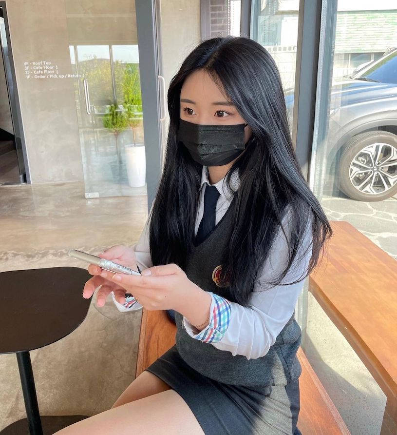 高校制服正妹年纪轻轻发育好好自拍时的曲线太撩人