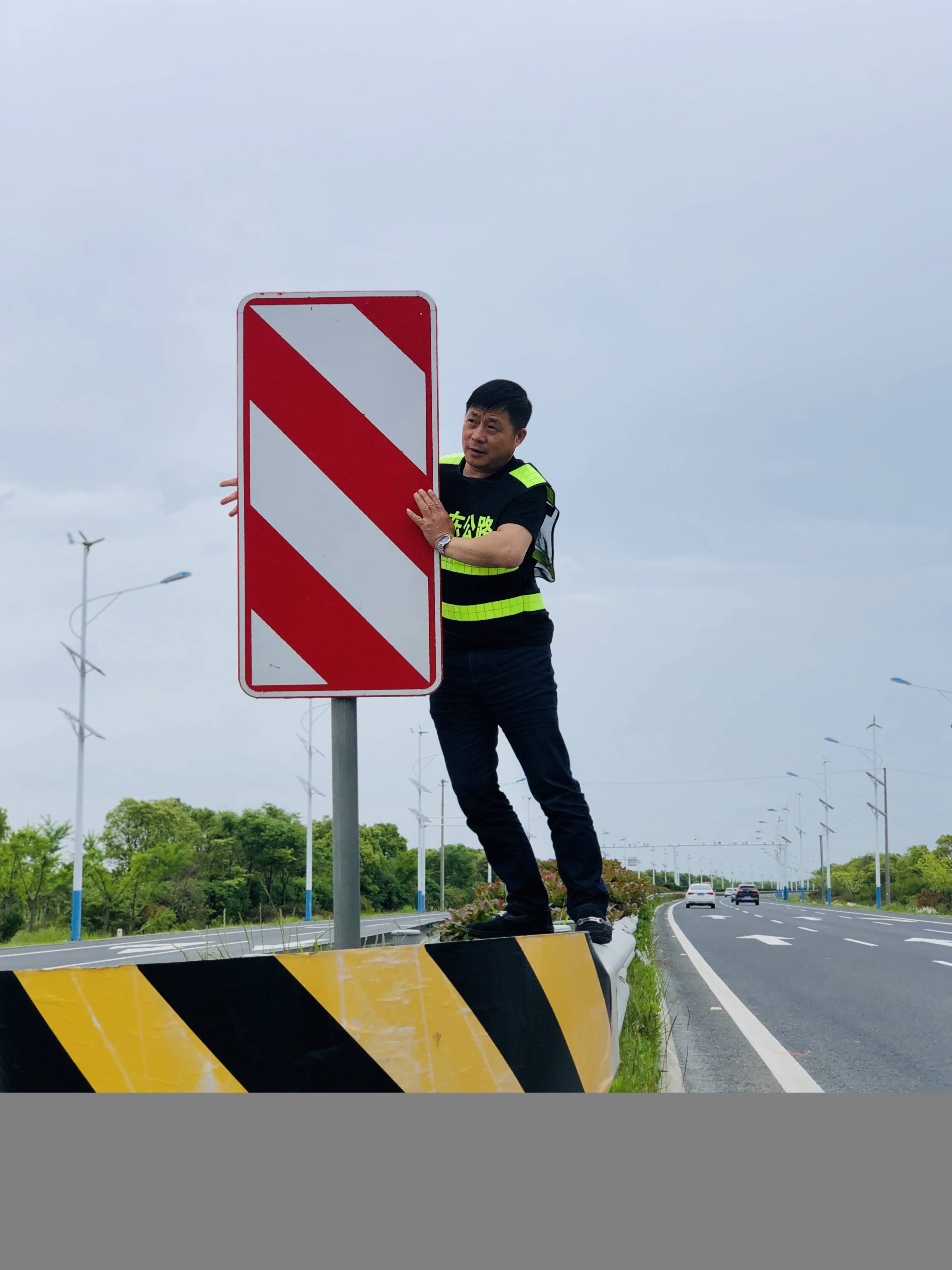 如东公路分中心:及时修正中分带诱导标