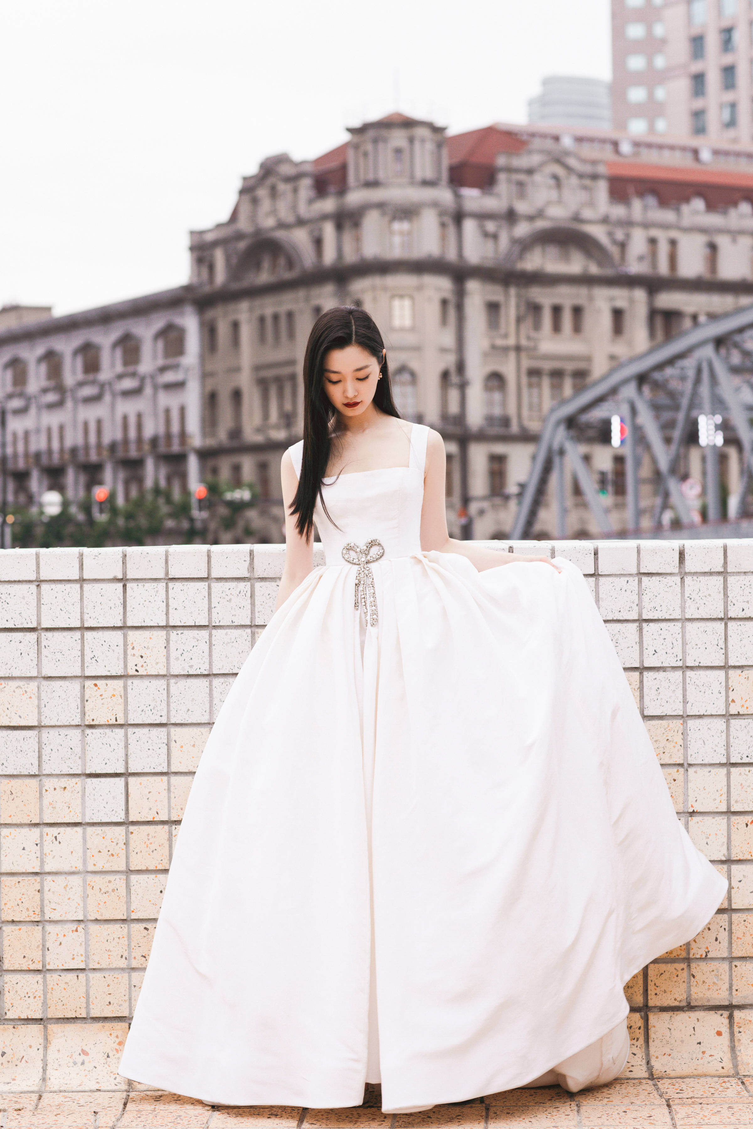 好清新!宋轶身穿白色吊带纱裙 大秀美背超迷人