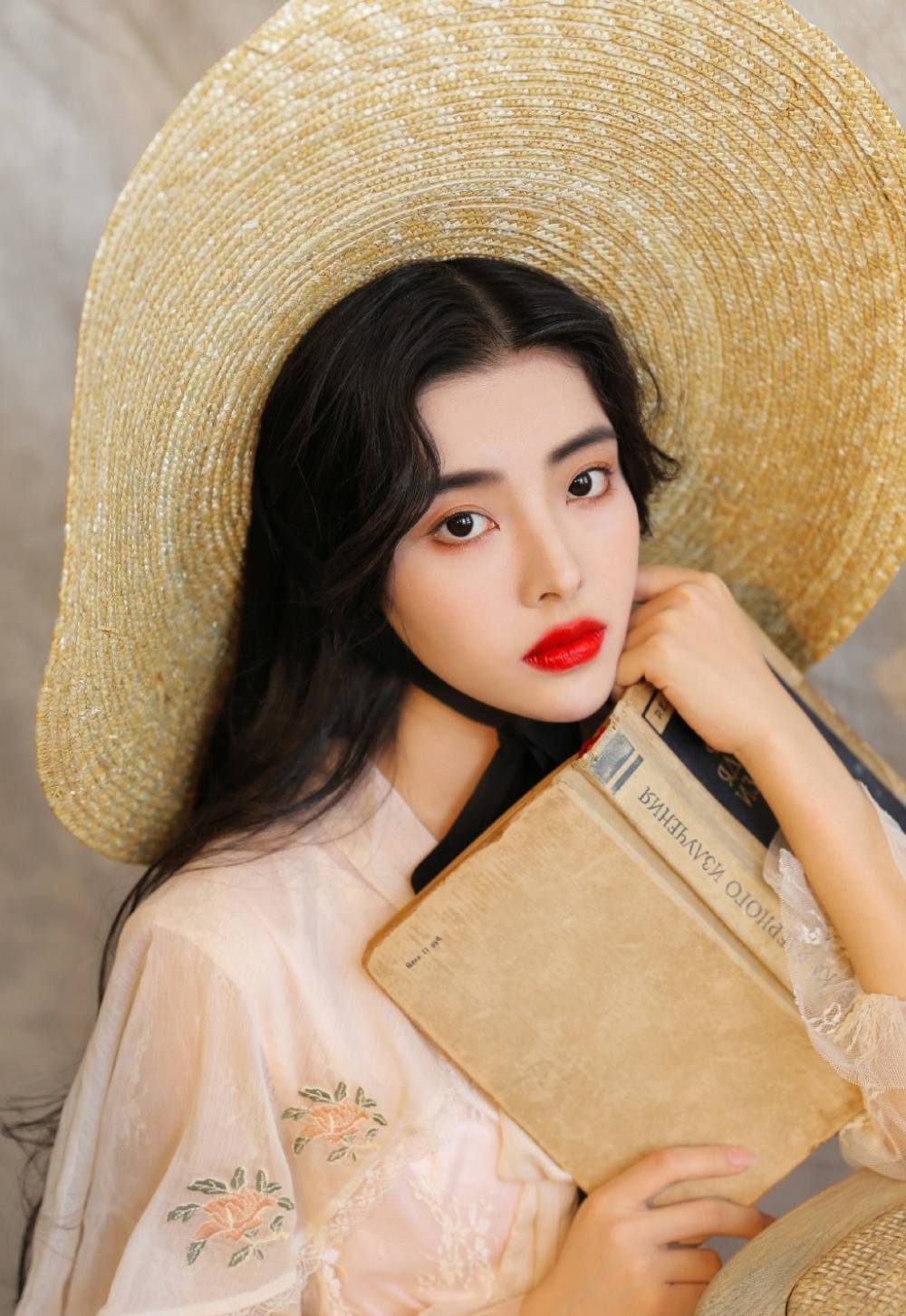 气质高冷性感的霸气御姐红唇大波浪卷发半透蕾丝长裙妆容动人