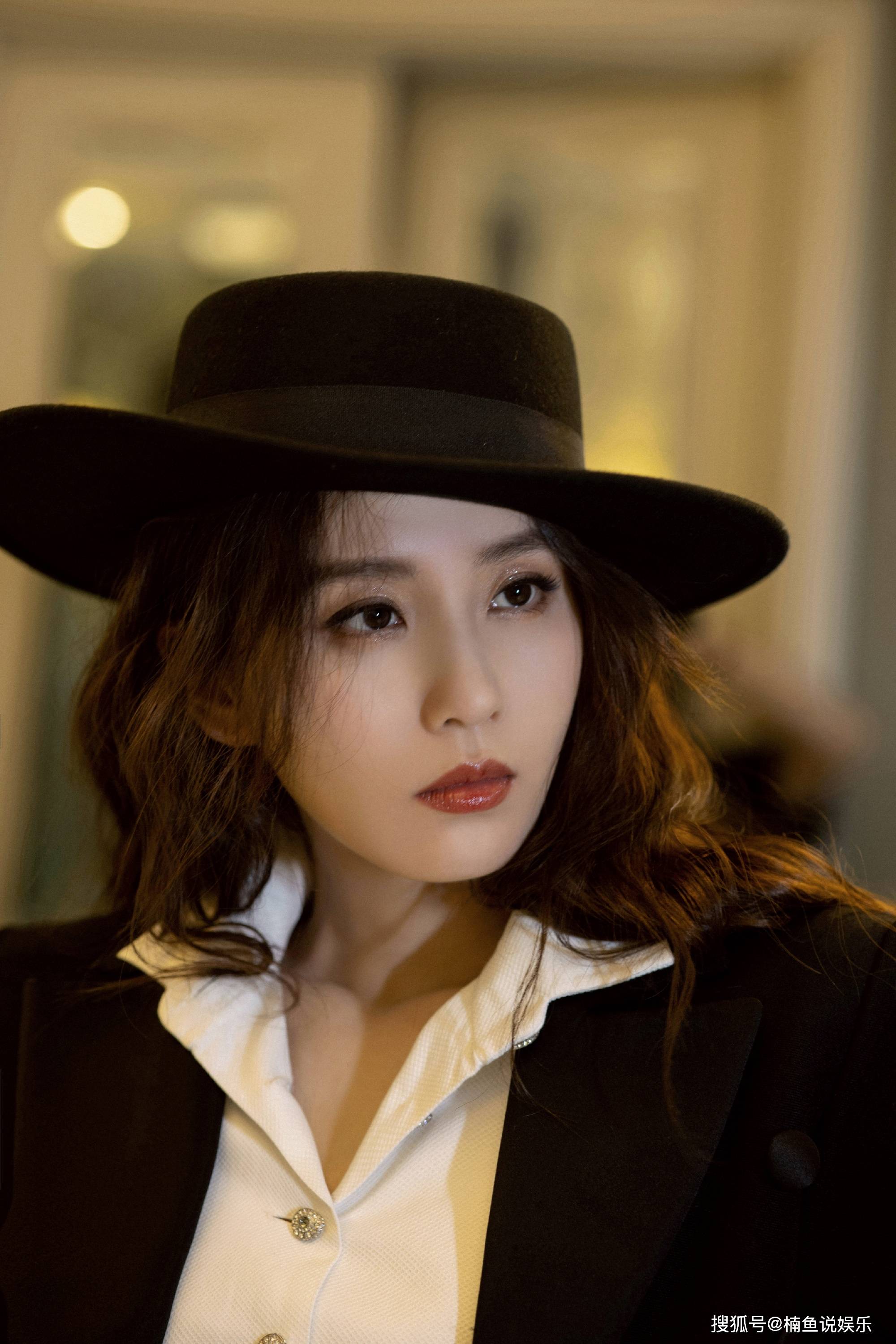 刘诗诗终于霸气一回黑西装搭配礼帽又美又酷撑伞的样子a爆了