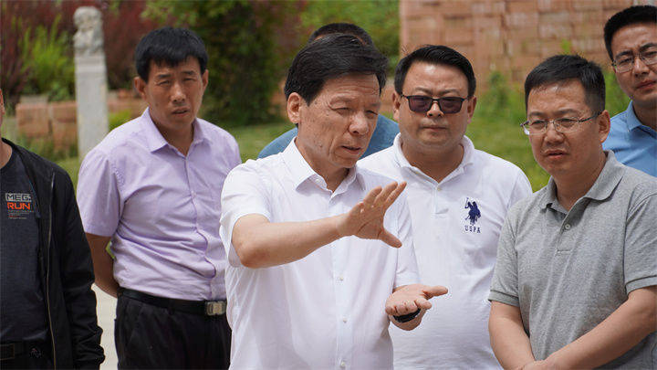 宝鸡陈仓霍铁桥在香泉镇调研乡村振兴和农村三变改革工作