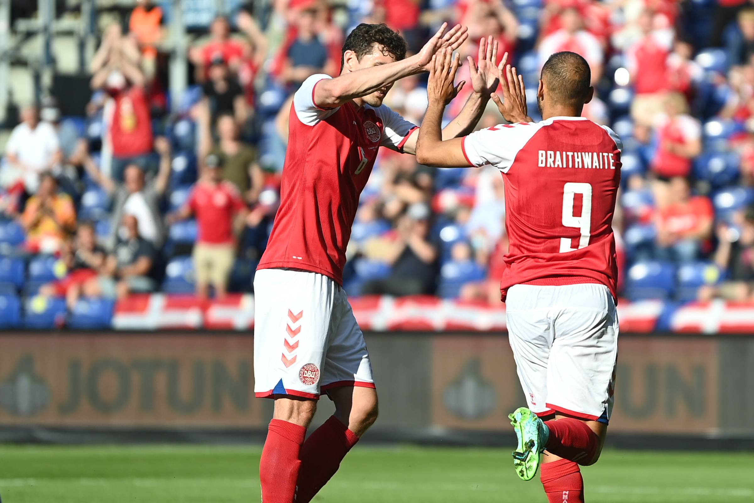 高清图丹麦球员击掌庆祝双方高高跃起争抢头球