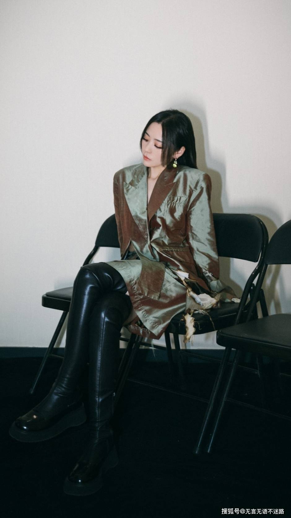 张靓颖,黑长直造型, 真空西装加上长筒靴,尽显高冷超a范